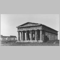 Paestum, Hera-Tempel II und Neptun-Tempel, Foto Marburg.jpg